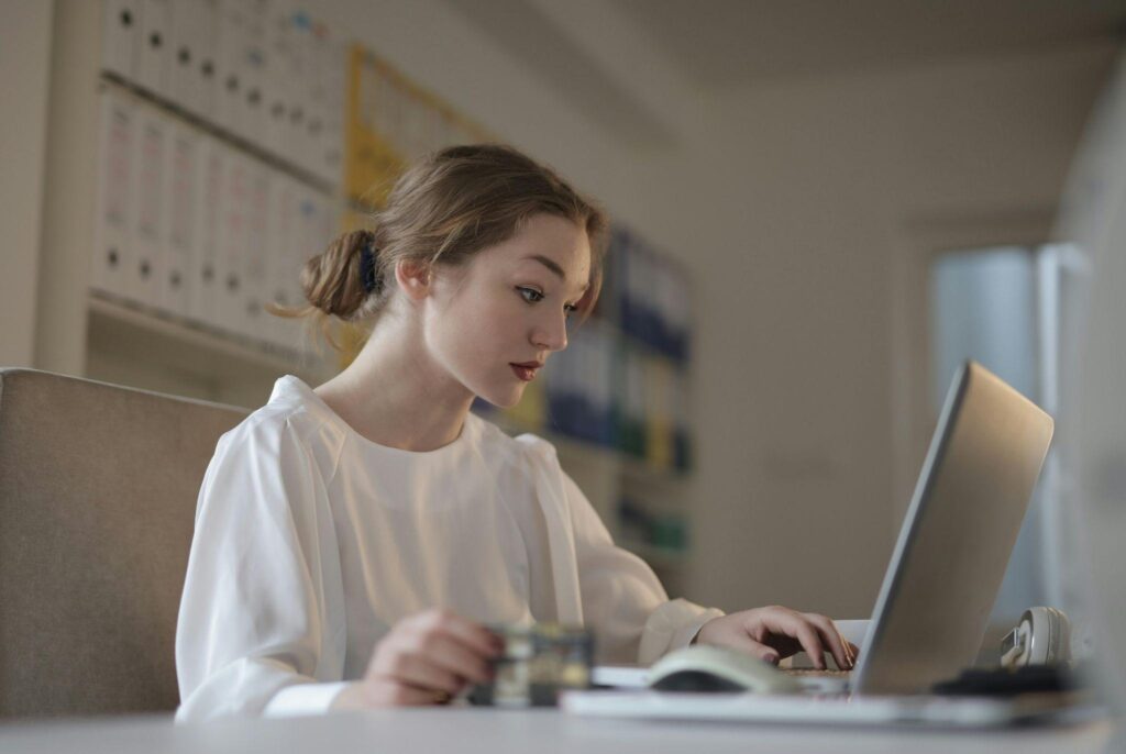 femme-comptable-travaillant-a-l-aide-d-un-ordinateur-portable