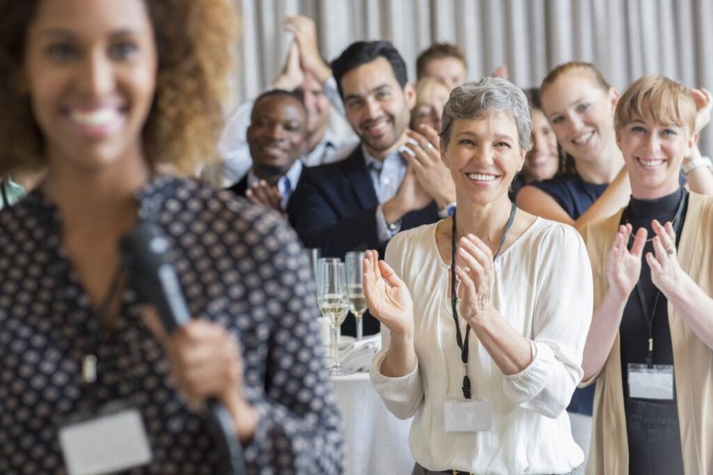Conseils pratiques pour organiser une conférence d'entreprise professionnelle et réussie