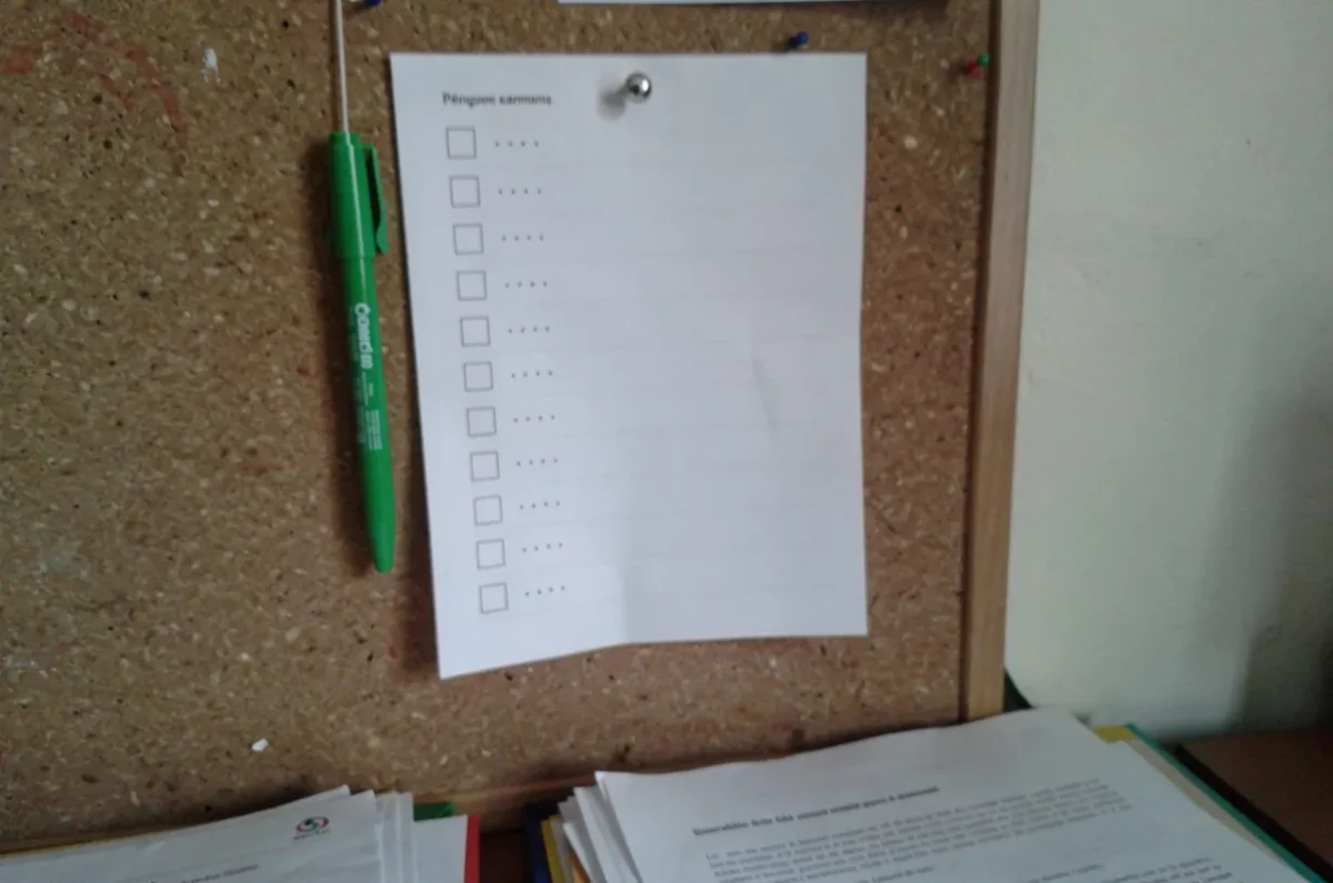 La check-liste des 30 aides épinglée au tableau de liège, un marqueur vert